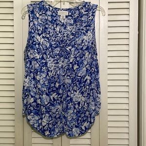 Liz Claiborne Women’s sleeveless blouse size XL, decorative buttons up the front